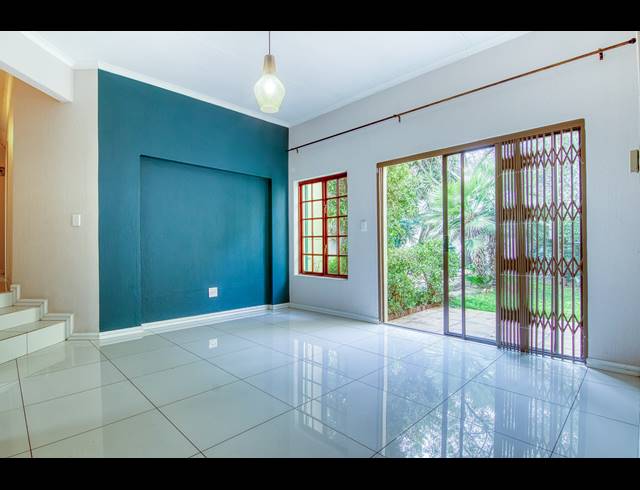 4 BEDROOM FREEHOLD TO LET IN LONEHILL